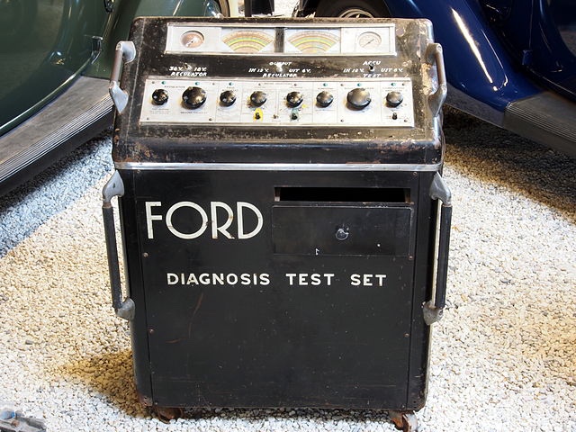 Photograph of Ford diagnosis test set at the Den Hartogh Ford museum by Alf van Beem. Licensed under CC0 1.0.